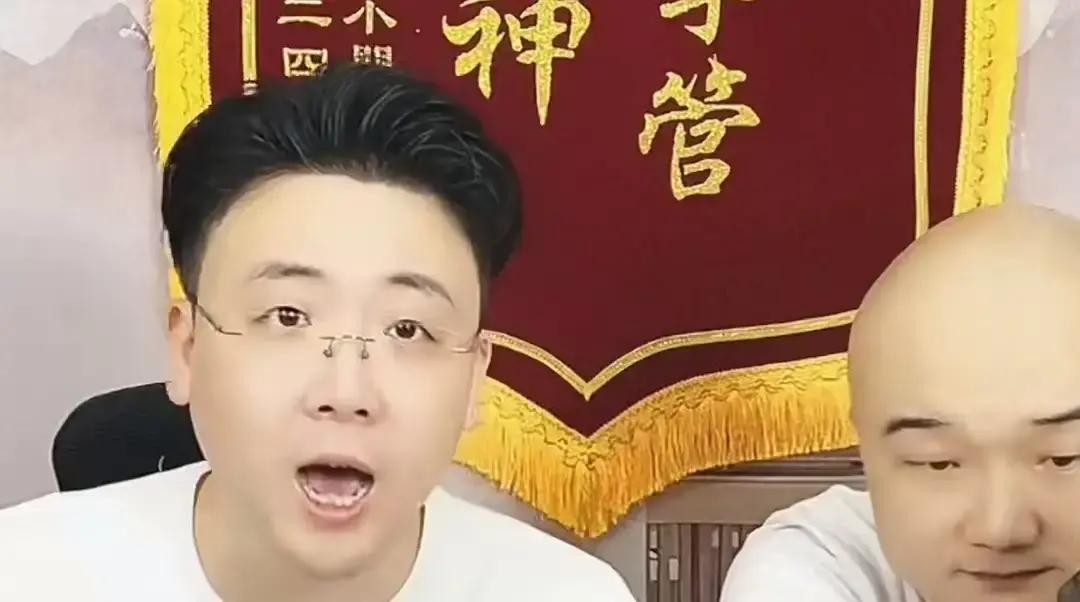 尹笑声是当年抵制德云社的老先生之一，可他徒弟杨威，现在跟德云社演员称兄道弟。这事放在2010年前后，
