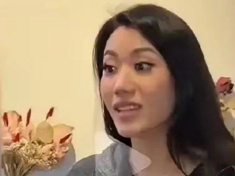 太讽刺！欧美一档节目里，新加坡女嘉宾刚脱口而出“我们不喜欢中国”，白人主持人立