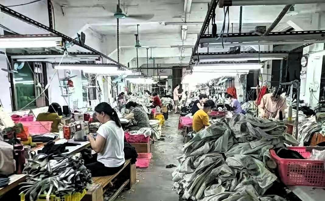“笑不活了！”宁波一服装厂里几乎全是女工，夏天天气热，为了干活女工都穿的特别清凉