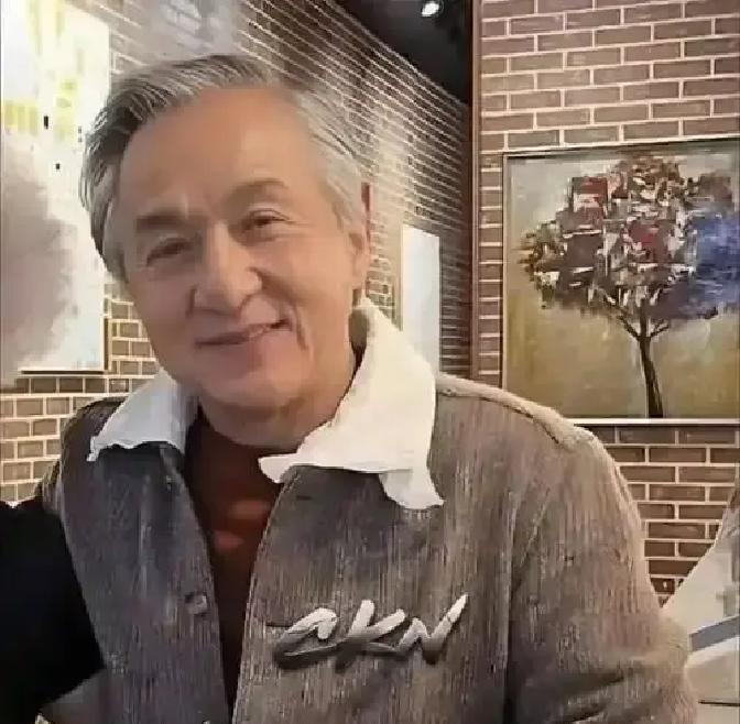 成龙，70岁。他活了大半辈子，如今却当着亿万人的面，在抖音上说他自己——“注意