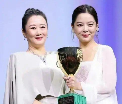 辛芷蕾再度登上了热搜，这次不是因为她拿影后的事儿，而是因为她居然和前经纪人上演了