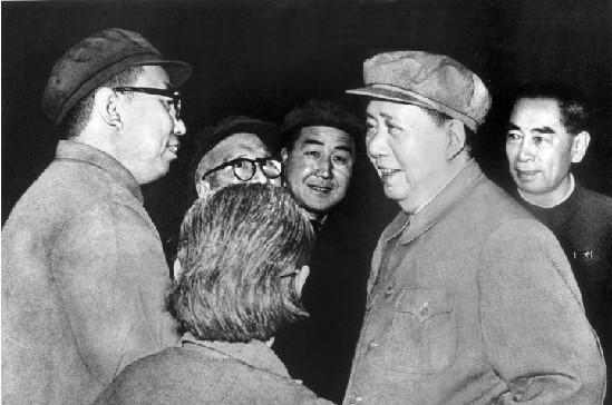 夏日，毛主席与华国锋突访一个新建水坝工地。正午的太阳毒辣，混凝土浇筑正在进行，汗