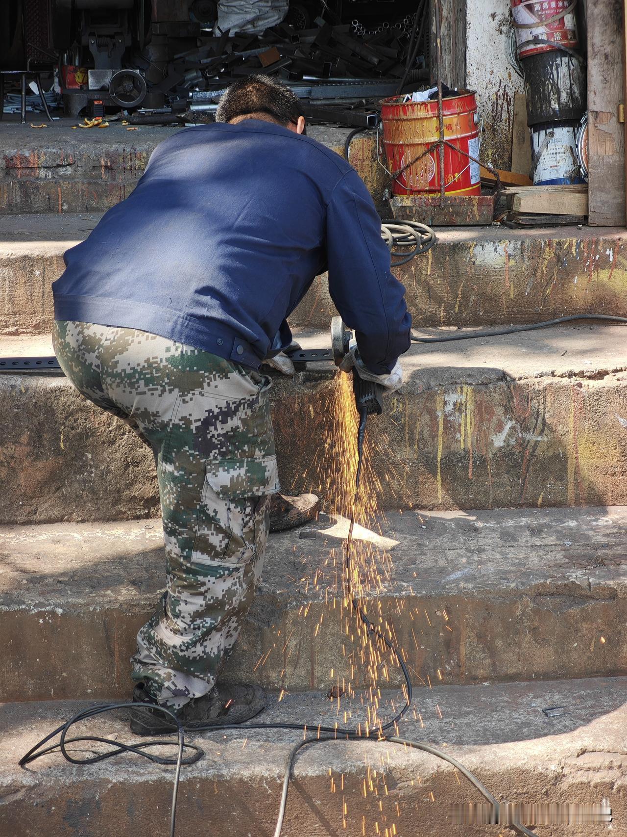 网购的角钢尺寸不对，还得线下找店铺进行剪裁打磨...