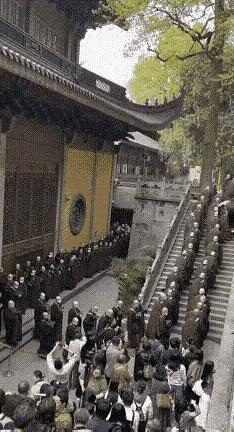 以前的寺庙不是修行的就是避难的，现在的寺庙，绝大多数是混饭拿工资的，要么就是骗钱