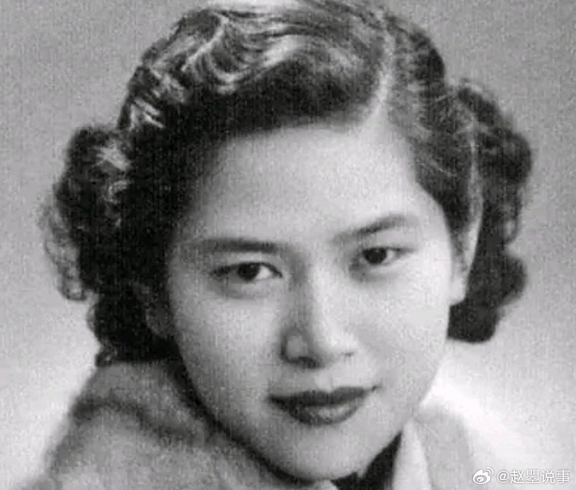 1925年1月，长春妓院内24岁的张素贞为客人宽衣解带时，一柄冰冷的手枪突然抵住