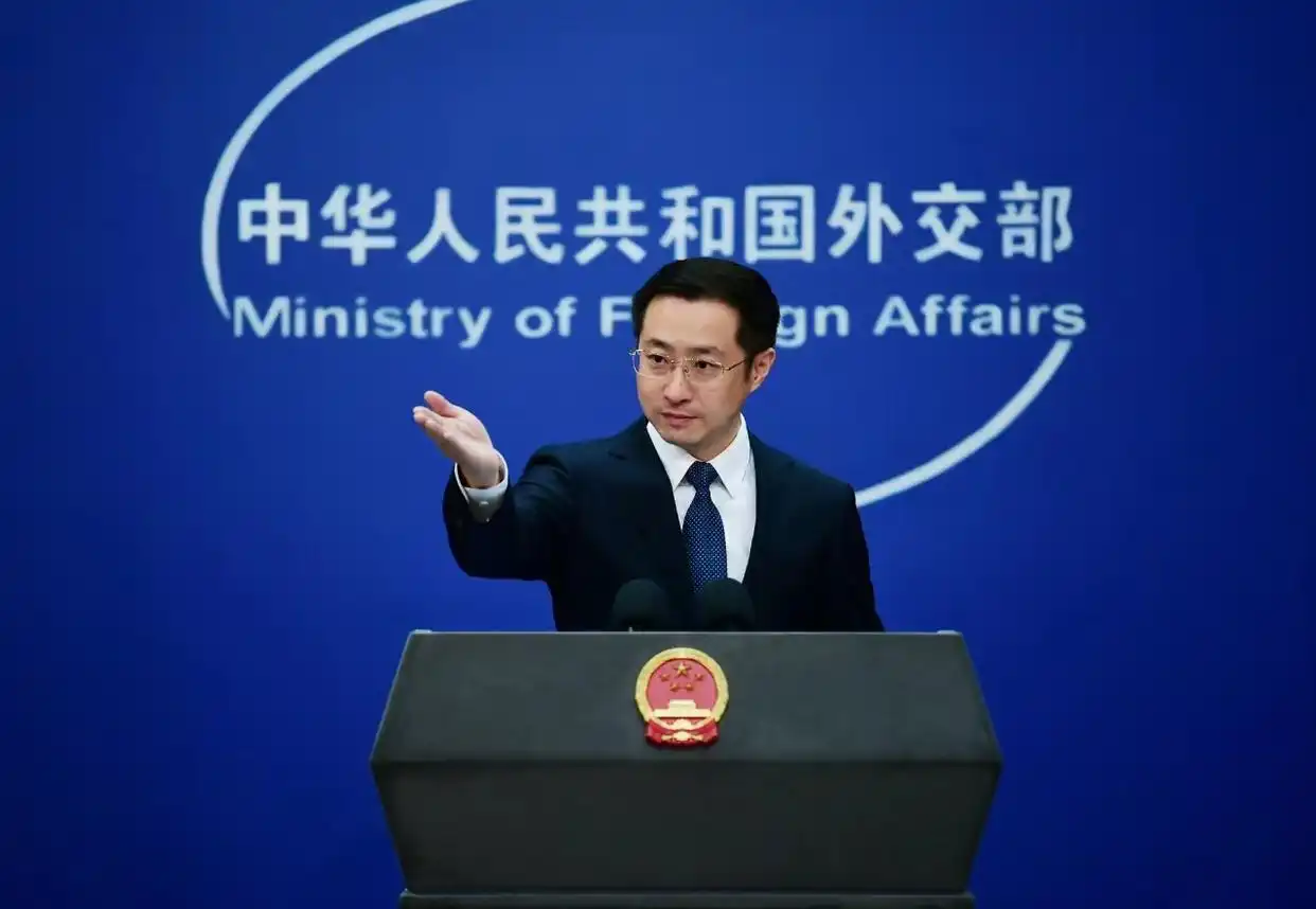 中国的回应是这么硬！外交部发言人林剑直接把美国最近对中国的打压手段一一摆出来：抹