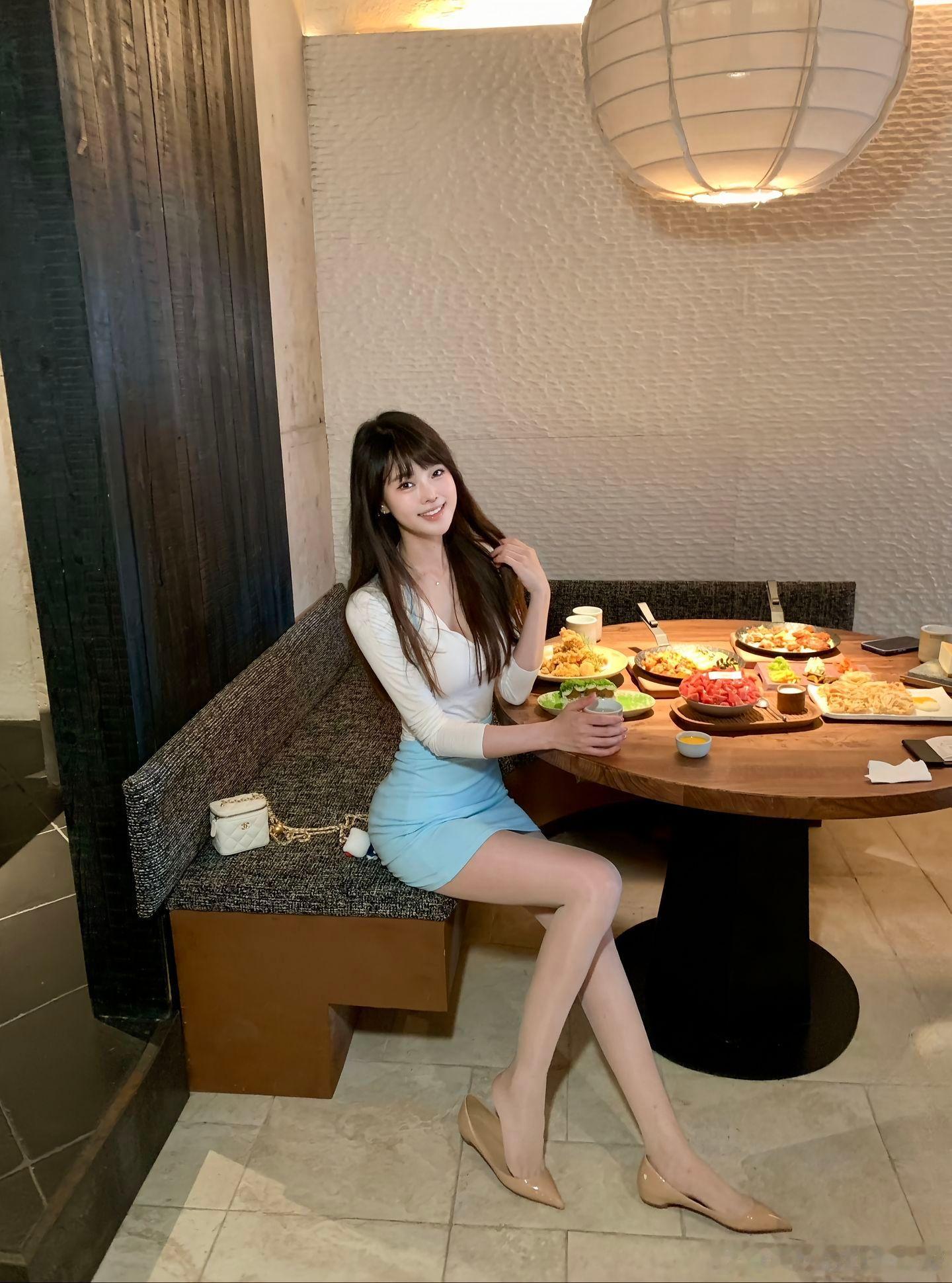 丝袜搭配浅口平底鞋，足弓的若隐若现更显曲线美～​​​