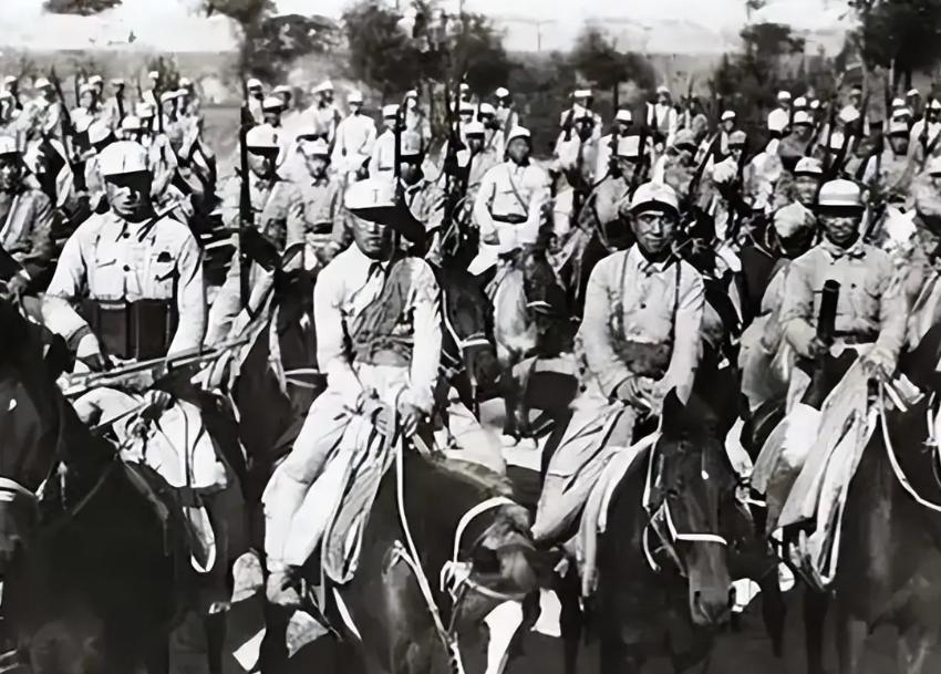 1949年3月12日，第一野战军第四军遭马家军包围，眼看形势十分危急，第四军炮兵