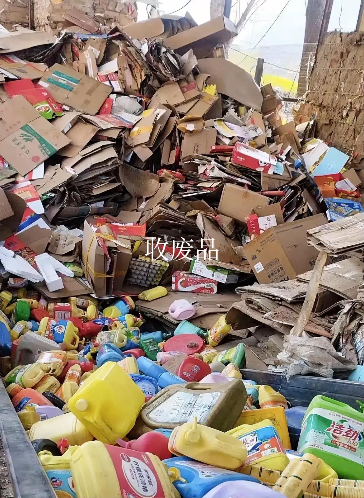 真别瞧不起收废品的人！我有个亲戚以前没正经活儿，就琢磨着收废品、捡纸壳子。谁能想