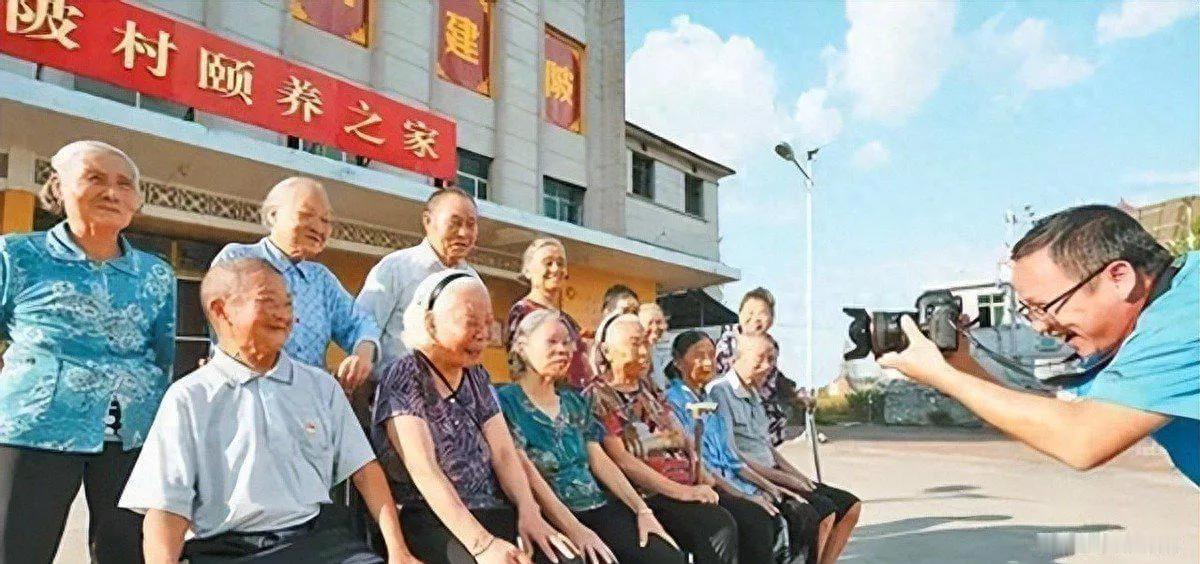 中国2亿老人“混吃等死”！陷进废物式养老困境，是福是祸？网络热议的“废物式养