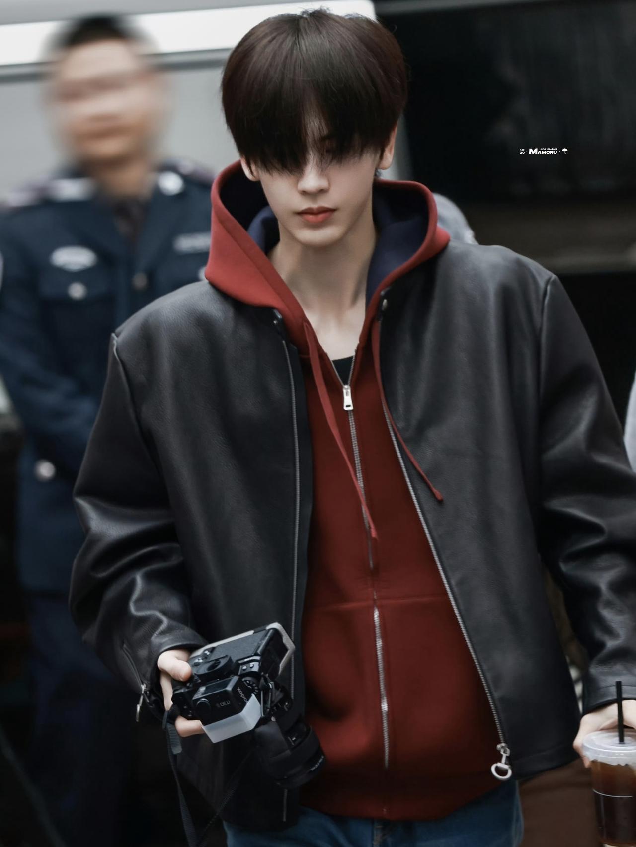 张凌赫“粉底液将军”妆造只是拍戏需要，他扛得起素颜出镜。近日，张凌赫火了，也