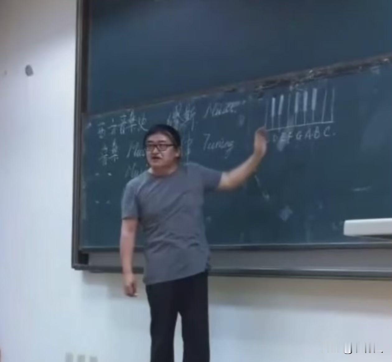 原来刘欢从1991年，开始就在大学讲授西方音乐史。一教就是30多年，他的课堂风趣