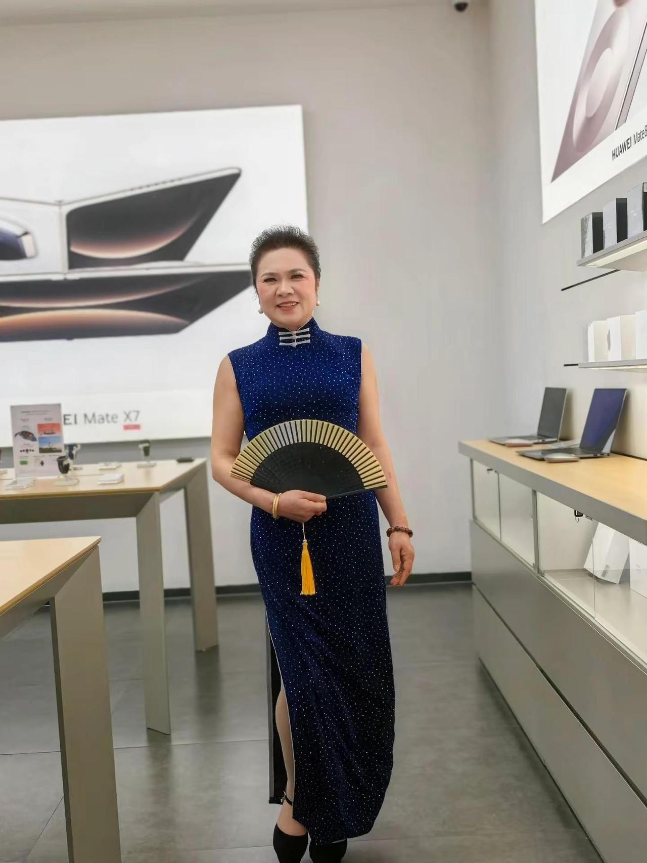 穿上旗袍秀一秀开心快乐每一天