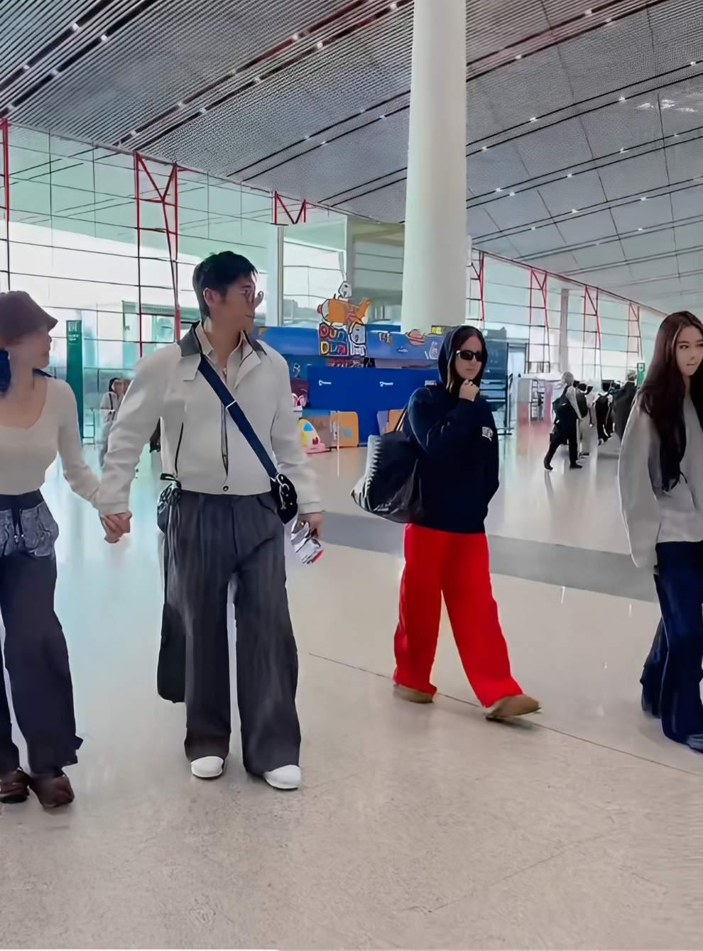 近日有网友街头偶遇钟丽缇张伦硕，夫妻俩带着两个女儿出门旅行。出行路上张伦硕主动