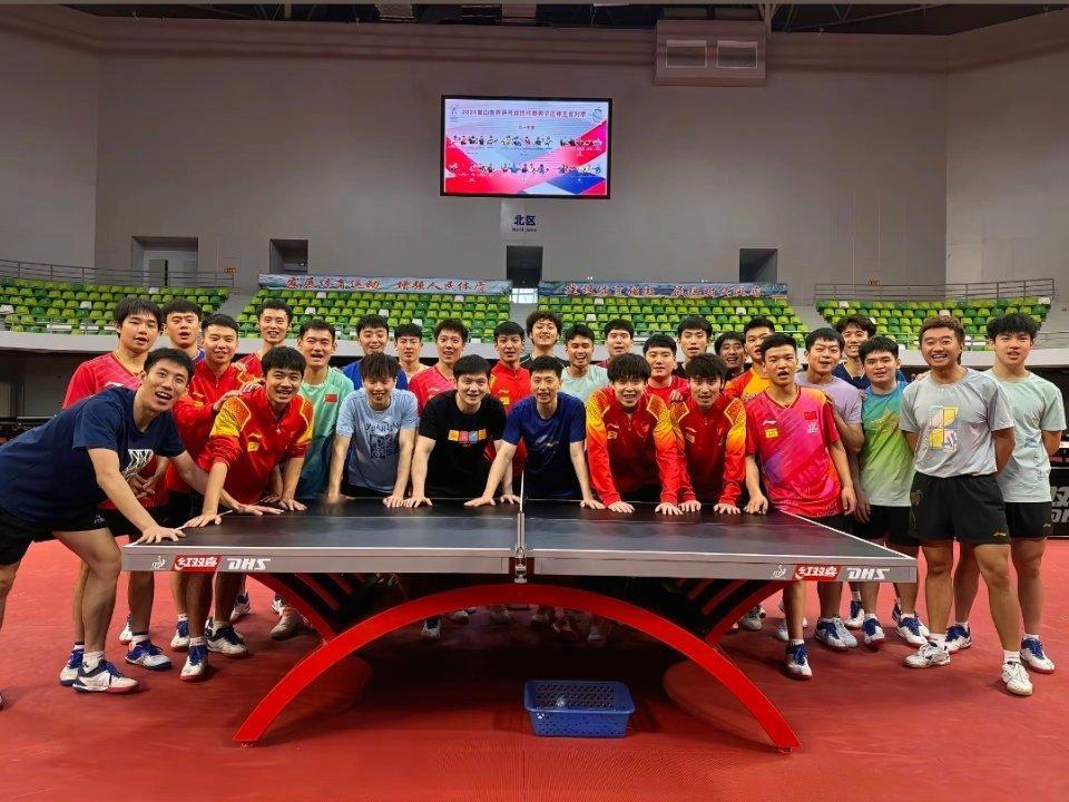 梁俨苧退役发的照片里，马龙主C，樊振东/王楚钦站两边。最美的好国乒男队。