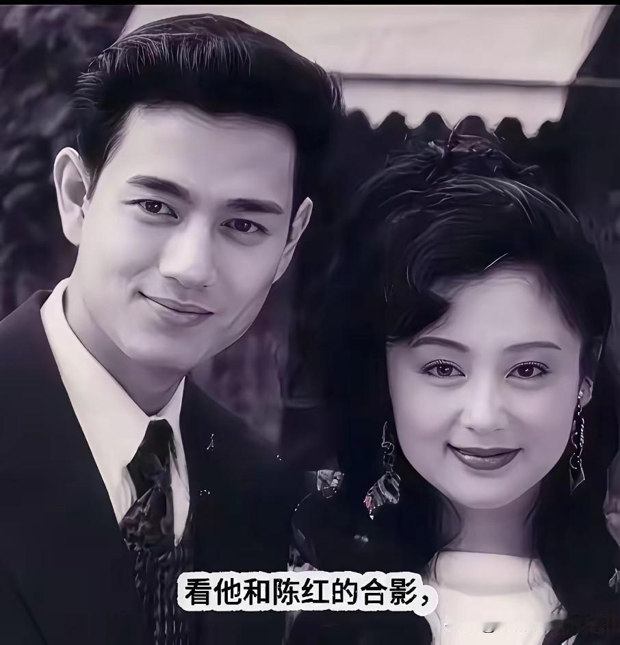 陈红年轻的时候是标准的美人，长相清纯甜美，方脸，甜美微笑，性感迷人，风情万种，是