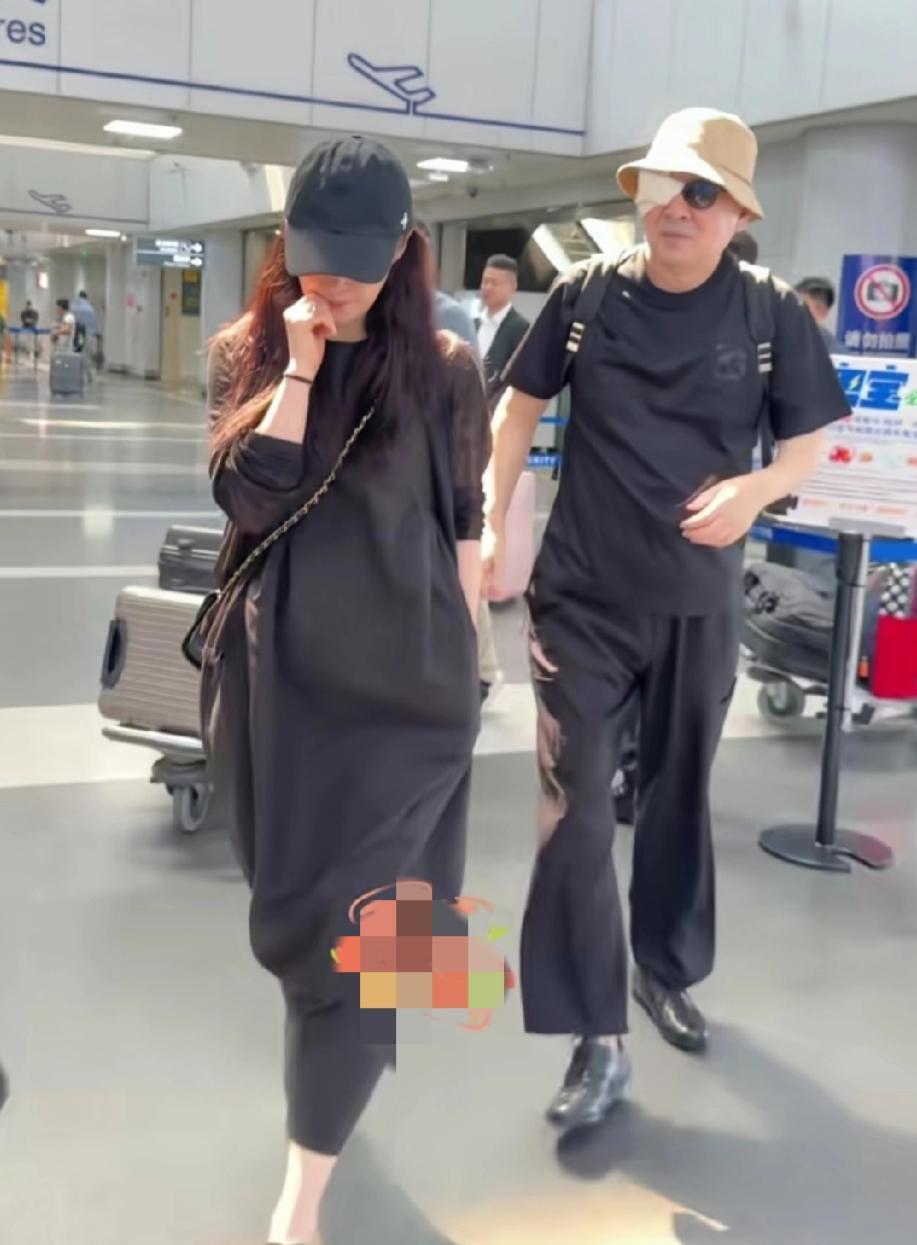 这四爷的眼睛是被哪位嫔妃给打了吗？蒋勤勤走在前面，那架势仿佛在说“本宫生气了，后