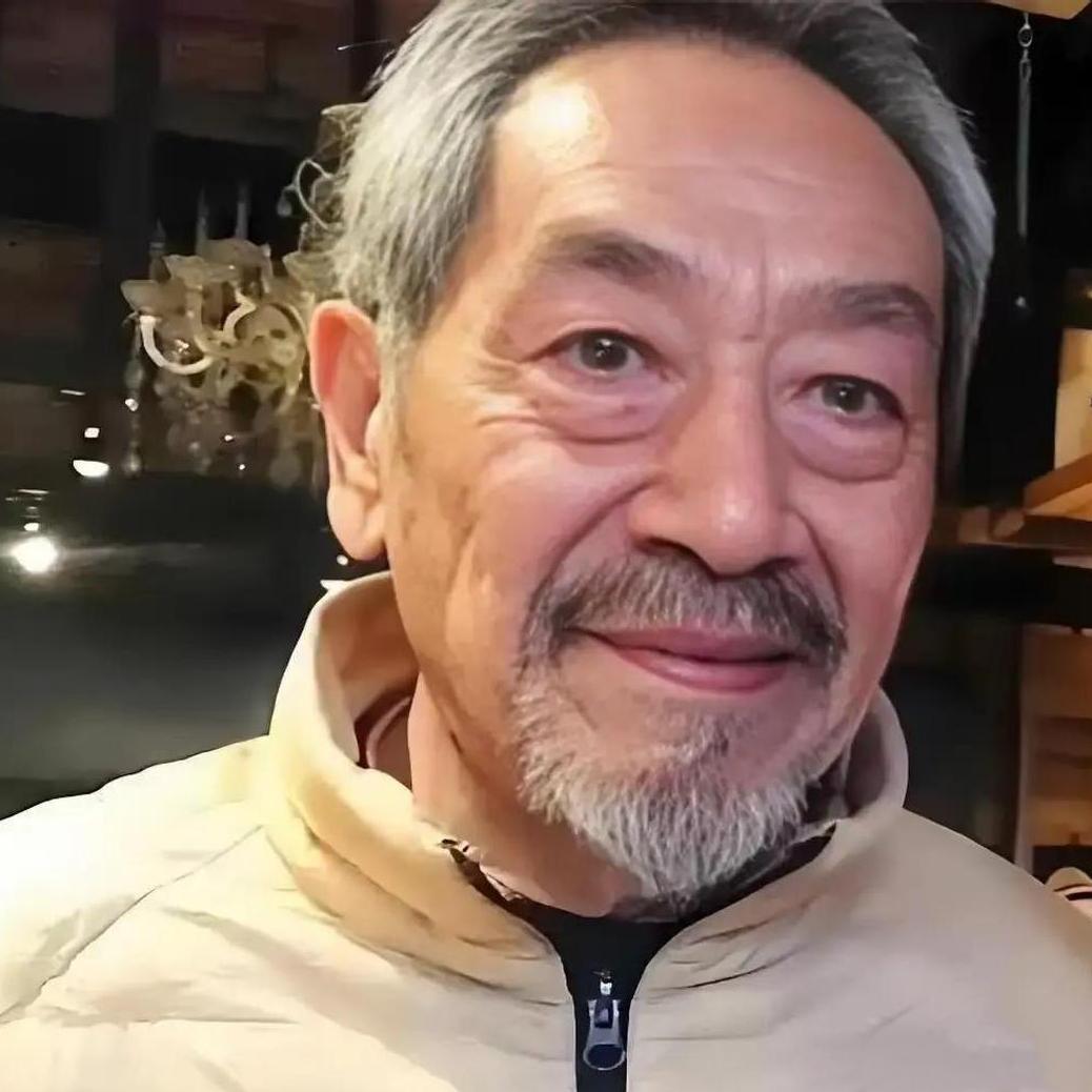 80岁本该享清福，王奎荣却还在剧组连轴转，高空威亚照吊不误，全是为了小家。