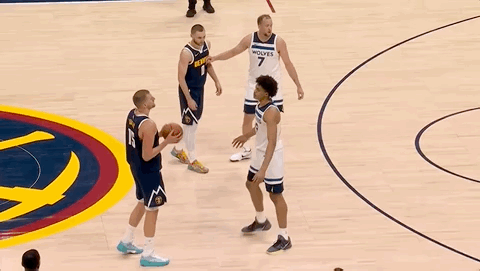 约基奇：我报仇等不了明天！贝兰热：你找麦丹去啊，我是新秀~马上24秒到了，