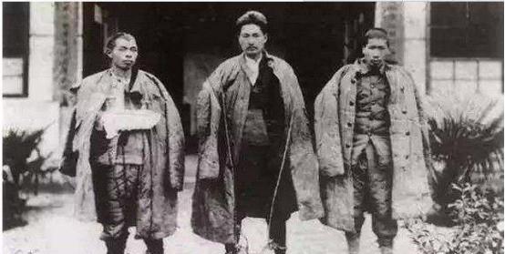 1935年，王耀武得知部下俘虏了一个红军师长，兴冲冲的跑过去准备审讯，但当他看到