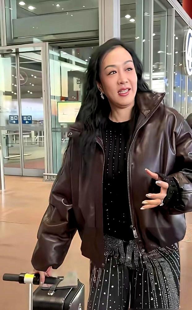 说人家老公“好这口”，还传钟丽缇160斤？最近刷到她，真有点哭笑不得。一