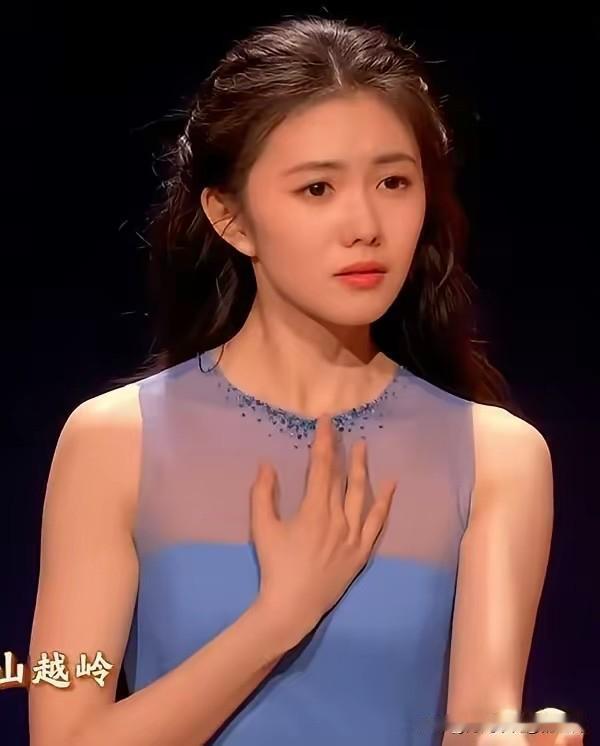 很多网友搬出刘浩存的“黑历史”，真的是没脑的网友。2013年刘家办舞蹈学校一个