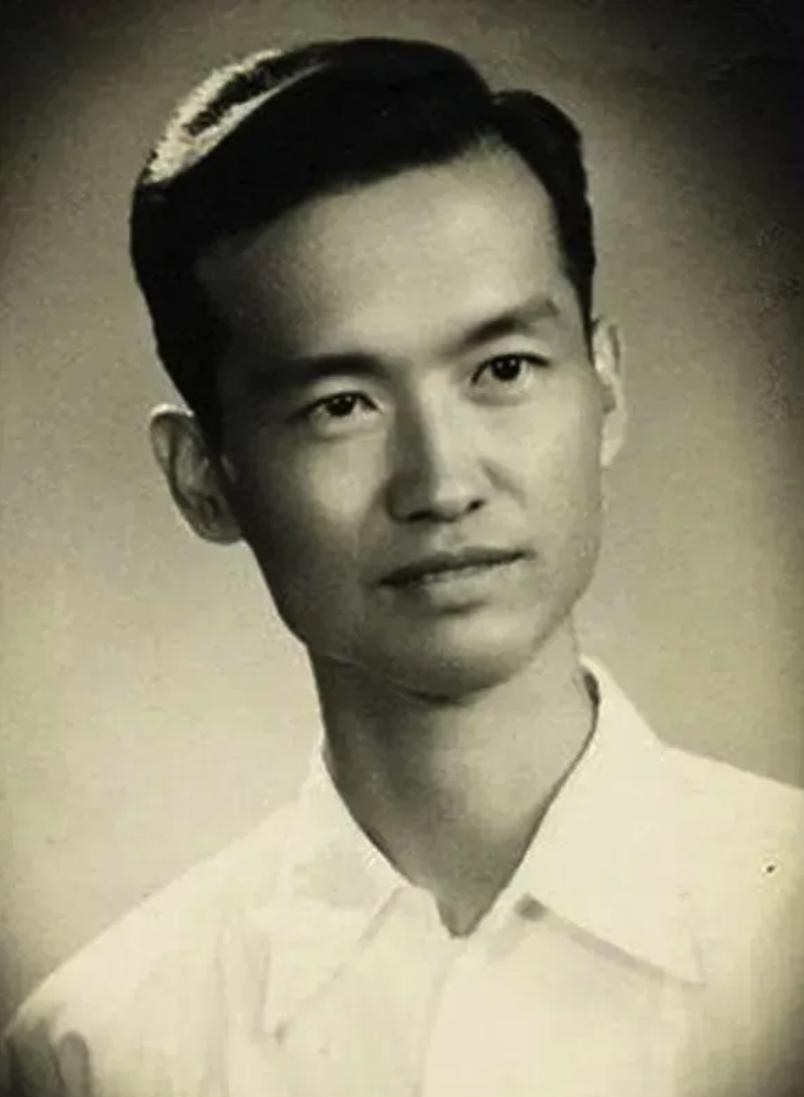 1947年，国军少校被俘后，举手投降，连长审问时，他却摇了摇头，说：“同志，你级