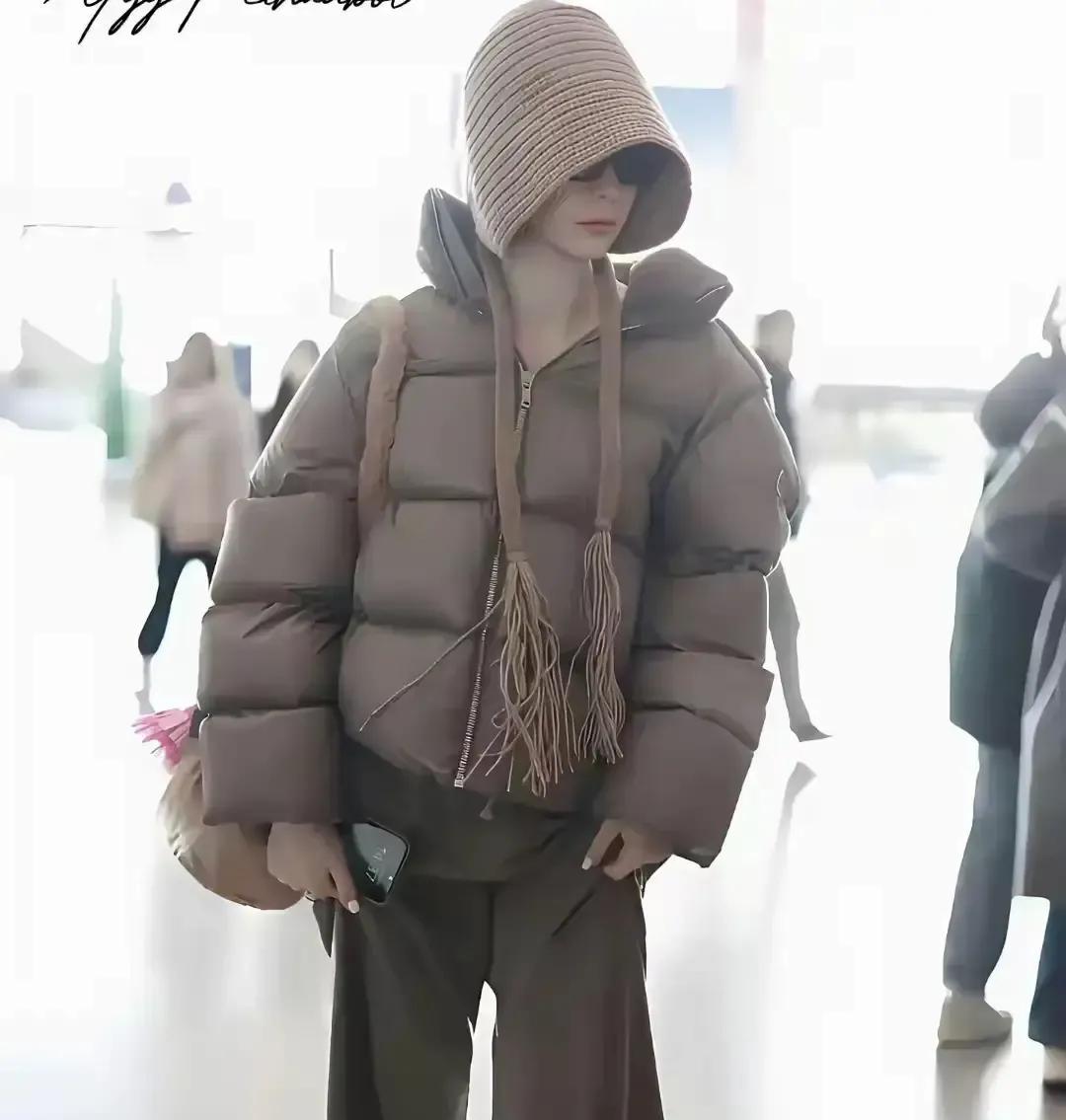 说实话，看到戚薇这身行头，我承认我那一瞬间，是真的酸了。全身上下加起来15万