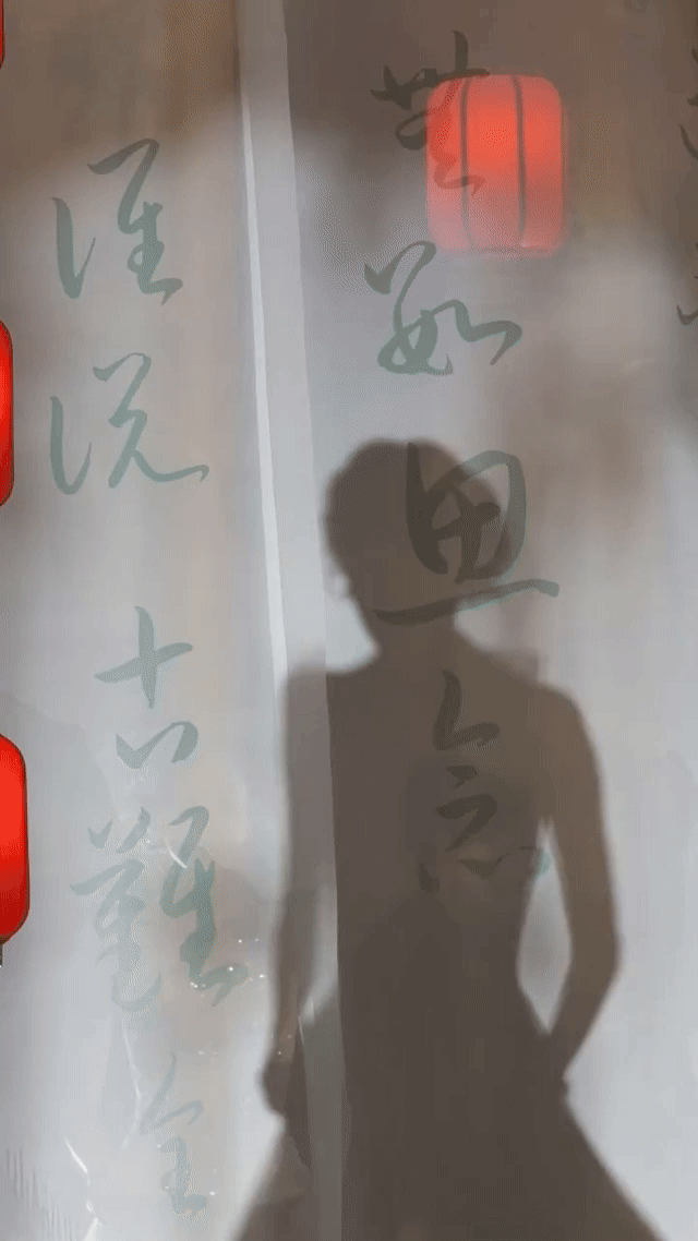 娜扎当真国色天香发布会那个帘子掀开的瞬间真是印象深刻画面太有冲击力了，一出场就自