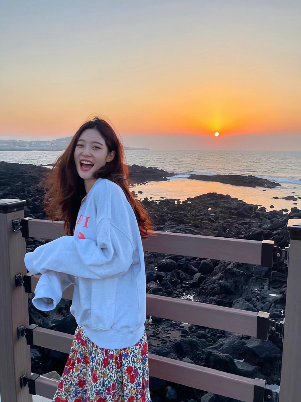 郑采妍真的很会拍生活感旅行照，特别有氛围感并且很有自然生命力，不管是拍照姿势、构