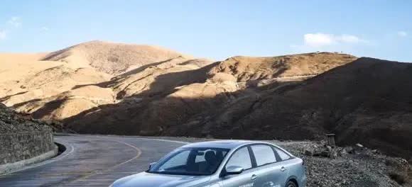 伤害性不大，侮辱性极强，这国产车杀疯了！7万多起售，续航520km，还破了吉尼斯