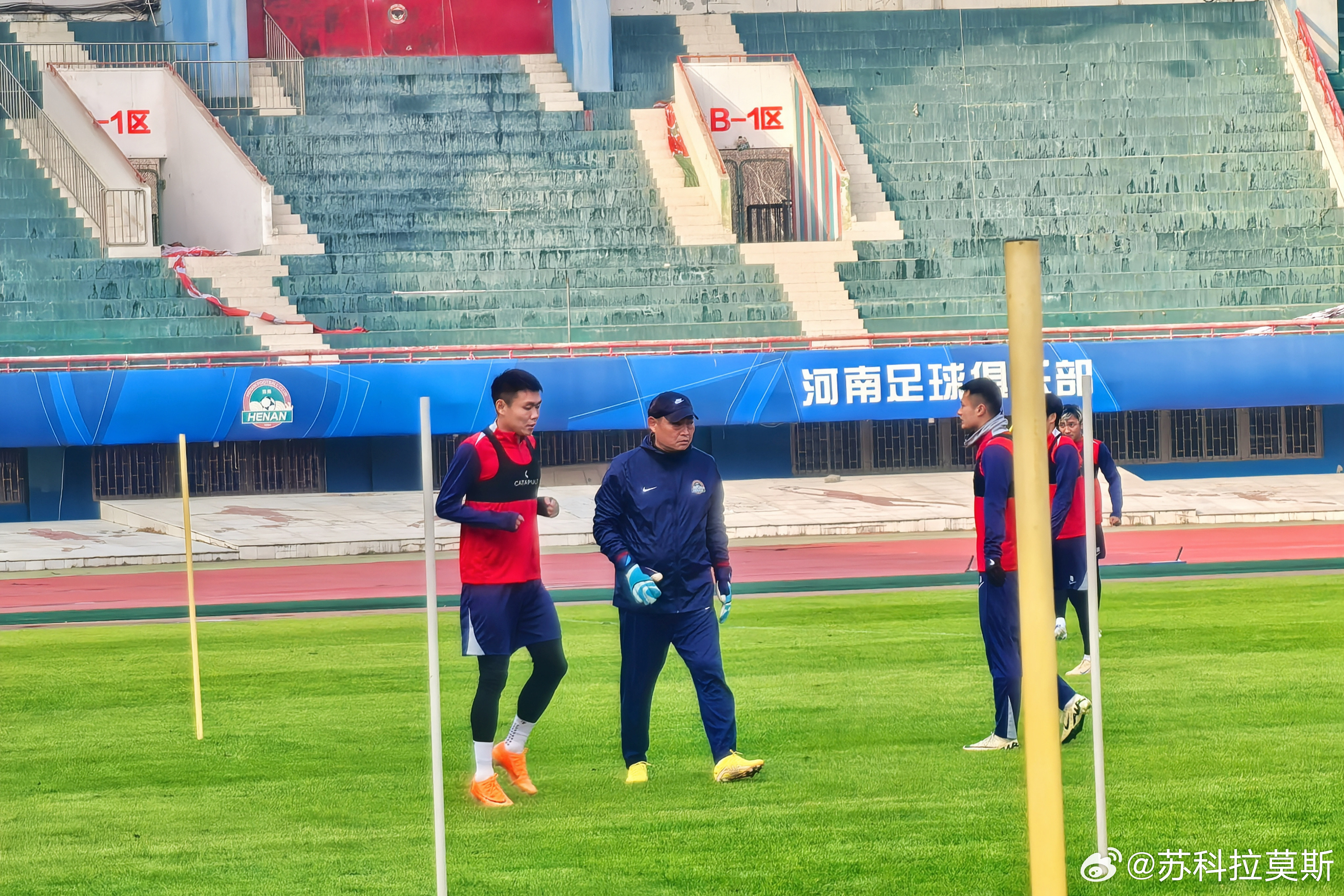 中超河南队3月5日下午，河南彩陶坊在航体修建一新的草皮上进行了季前冬训的最后一