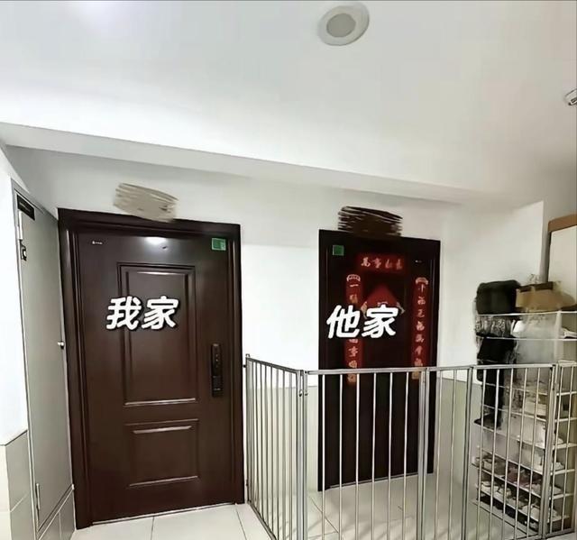 摊上这种邻居真的会谢，买房简直是开盲盒开出了大雷。有些邻居把楼道当自家仓库，鞋柜