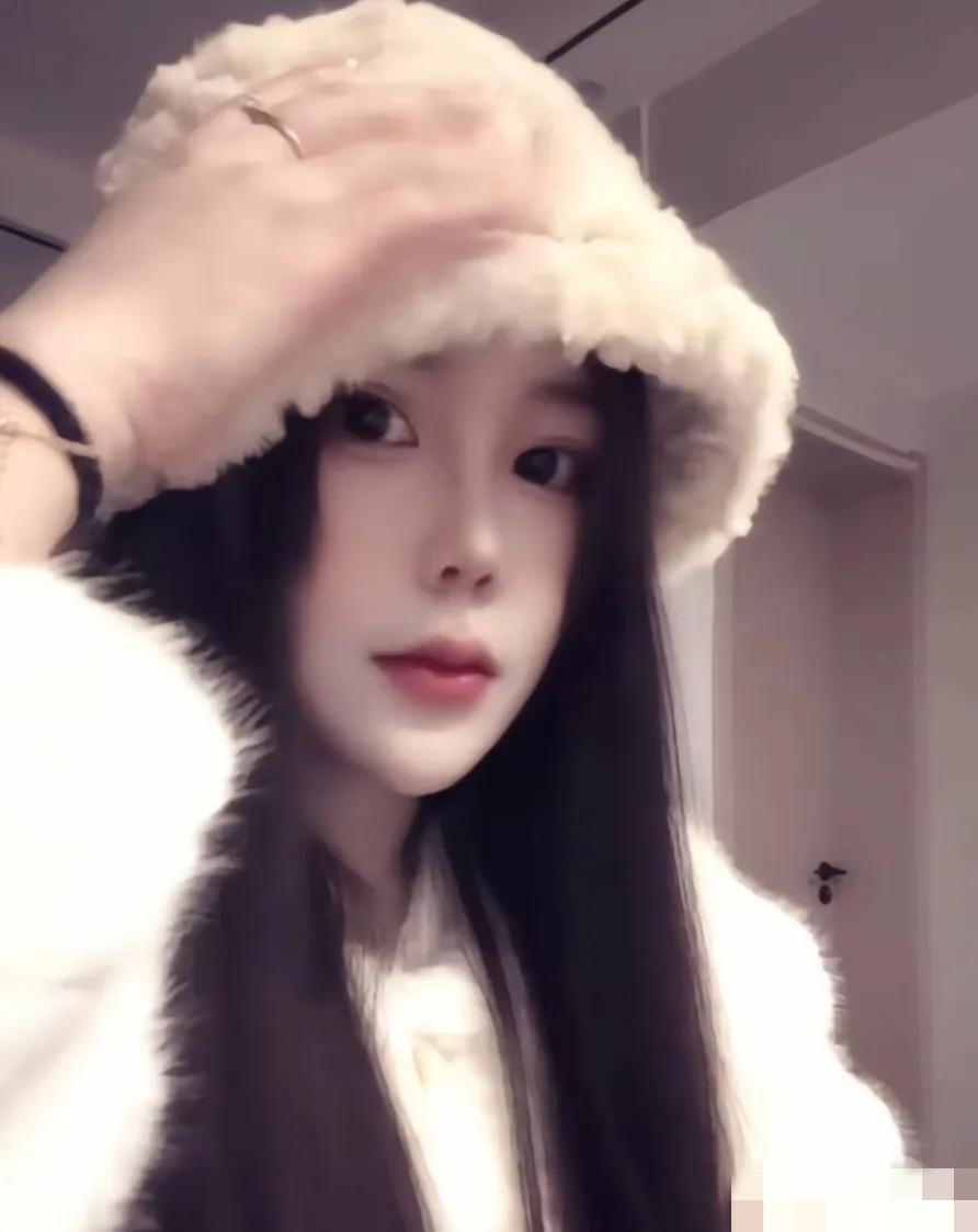 长得那么漂亮，才26岁，看来车子落水了确实很难自救！我原以为只要是一个成人，只要