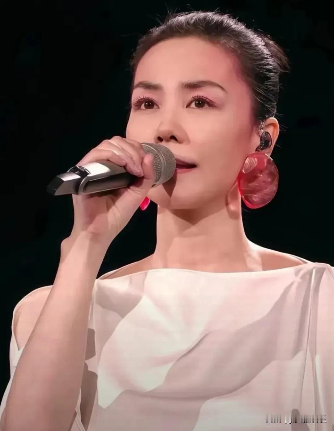 王菲这次“倔”对了！春晚歌词一个字不改，却改写了两个人的命运如果说春晚是场大