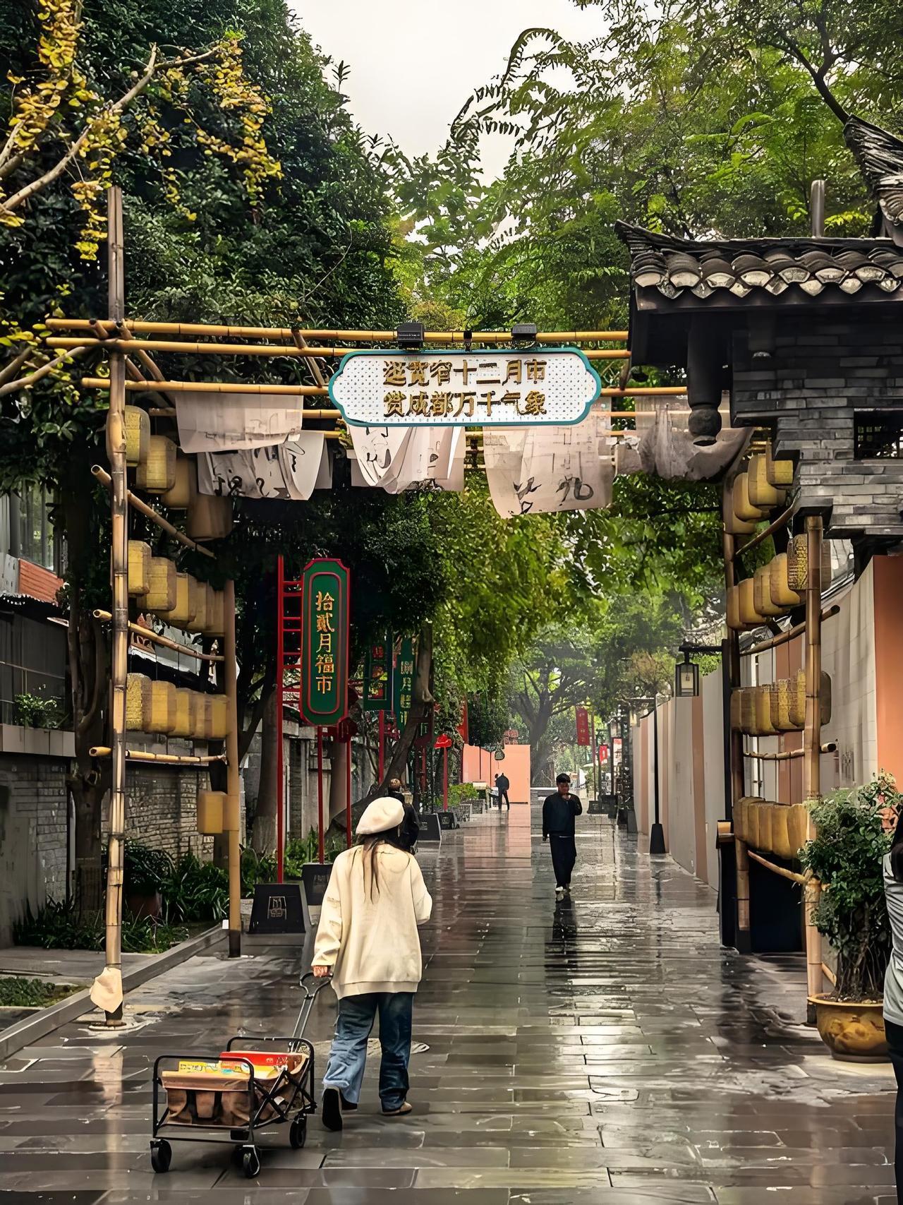 诚邀下联上联：街宽巷窄，下联：马瘦毛长。横批：相得益彰。