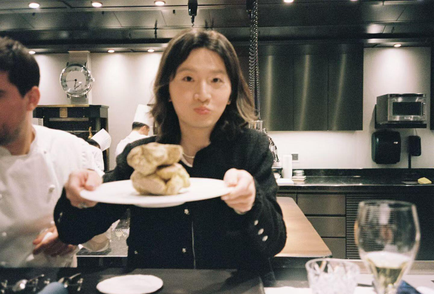 好利来大公子好利来大公子罗昊这个装扮，不得不说，还是有点好看的！好利来蛋糕帝国的