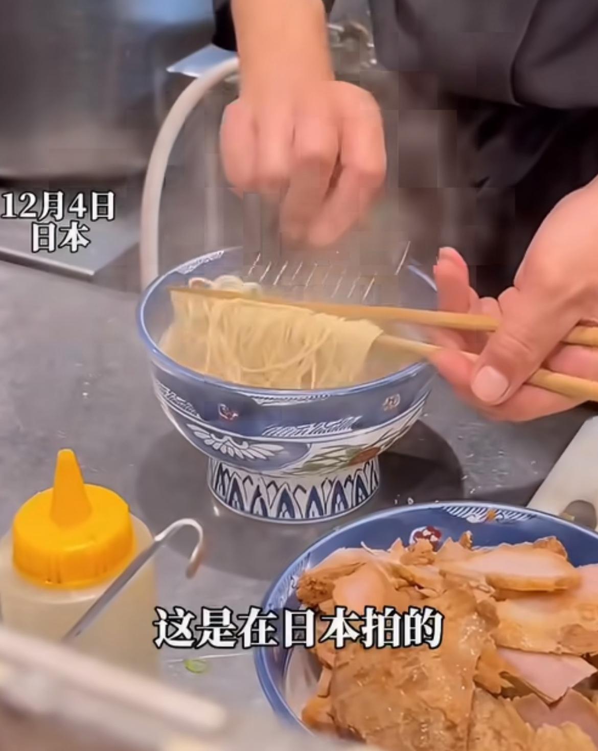 日本拉面店用梳子给拉面弄整齐，估计是学苏式汤面，师傅用筷子抖两下就整齐了，哪需要