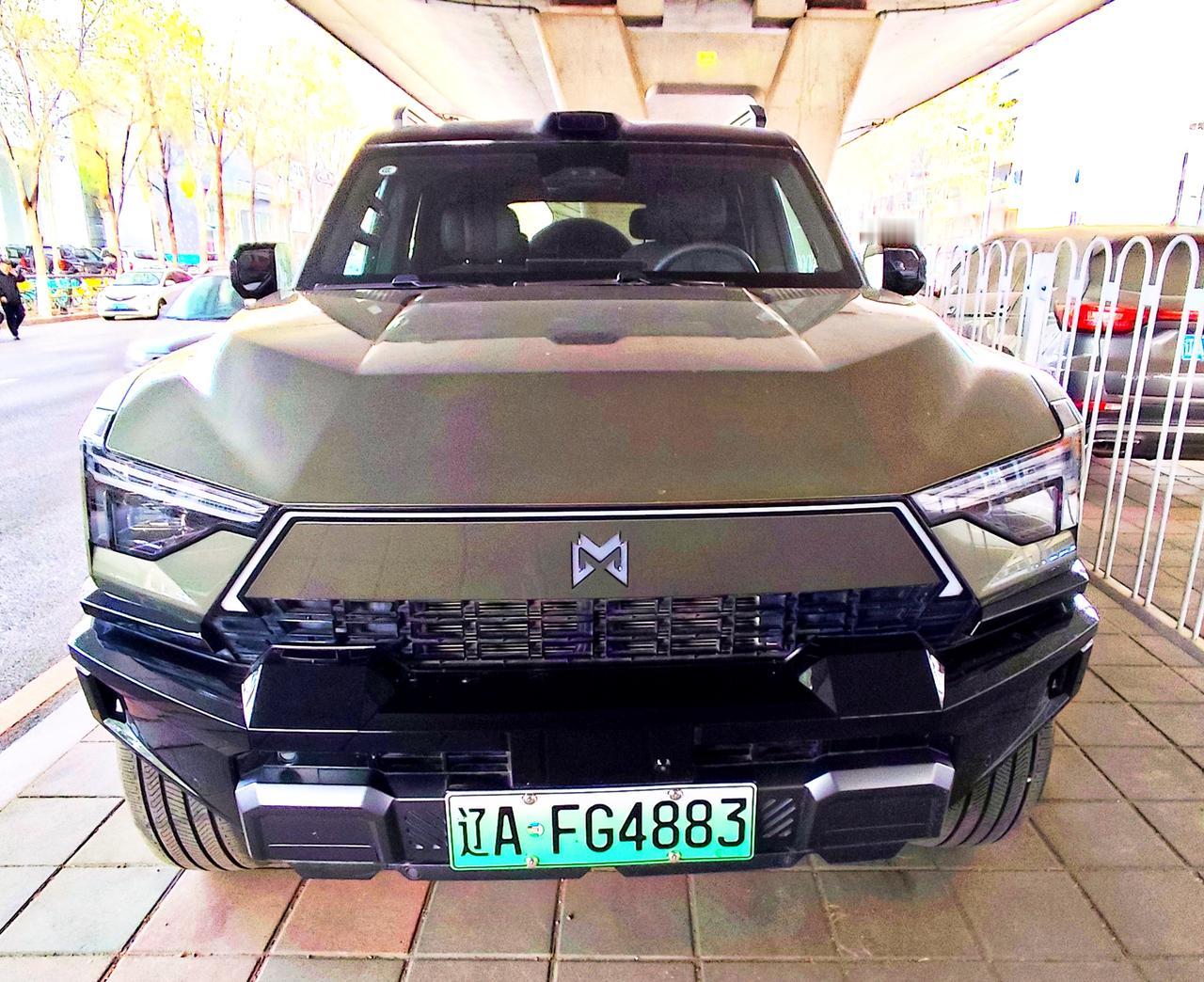 华为乾崑《猛士M817》猛士M817是东风汽车旗下，一款硬派越野大五座