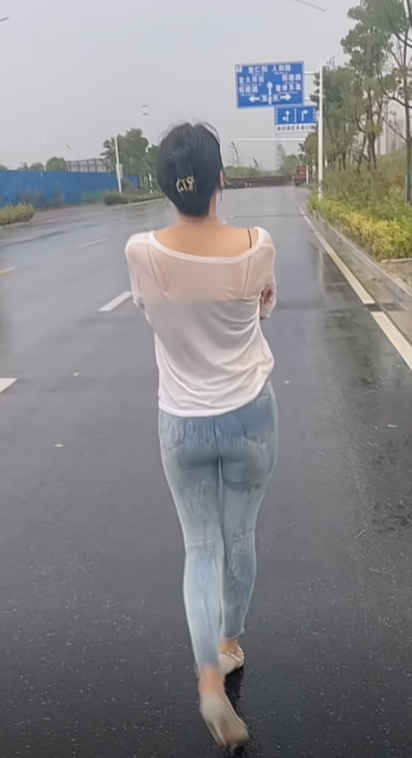 有时候就喜欢淋雨的快乐，可以让人变得清醒