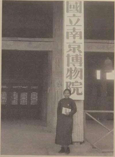 1951年，在一片薄暮中，43岁的曾昭燏和南京博物馆留下的珍贵合影。她身穿朴素