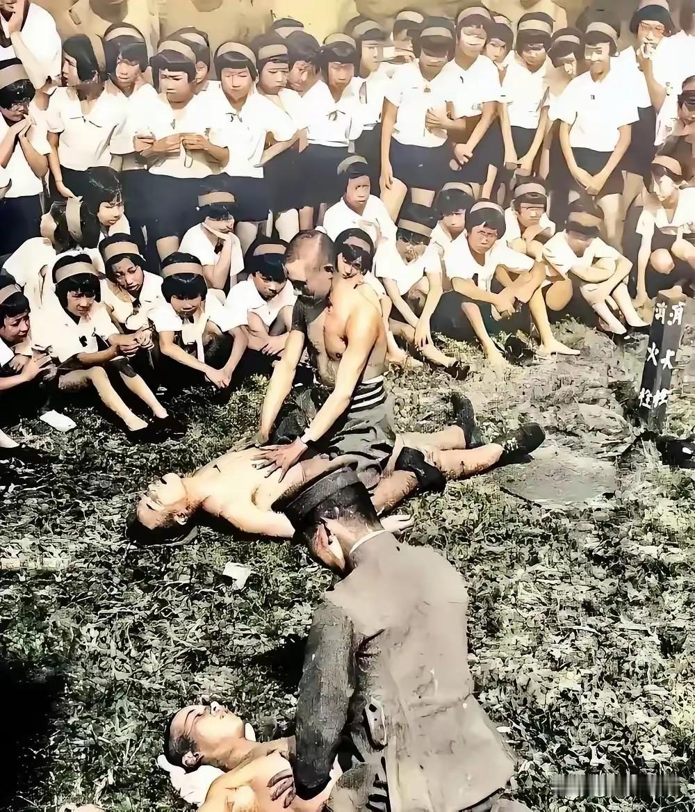 这是当年日本鬼子，在给学校的女孩子传授战地救援知识，这是一张真实的照片，反映了当