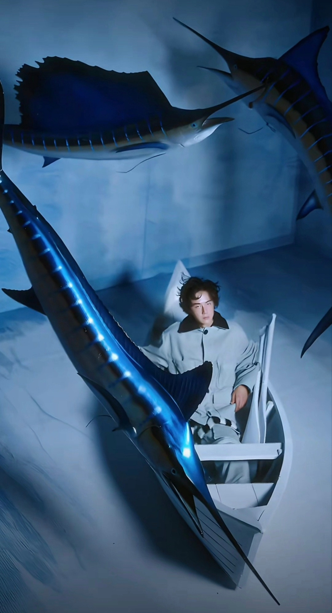 好消息是王一博《嘉人》杂志十月刊终于化妆了！更好的消息是王一博化了小奶狗妆！狗崽