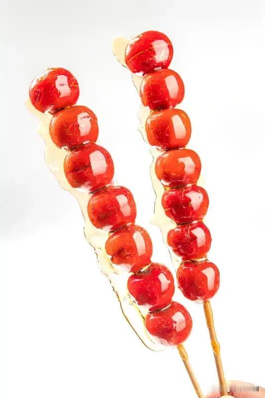 今天路过小区门口时，瞅见一位大爷正在摆摊卖糖葫芦。他身上那件蓝布衫都洗得有些发白