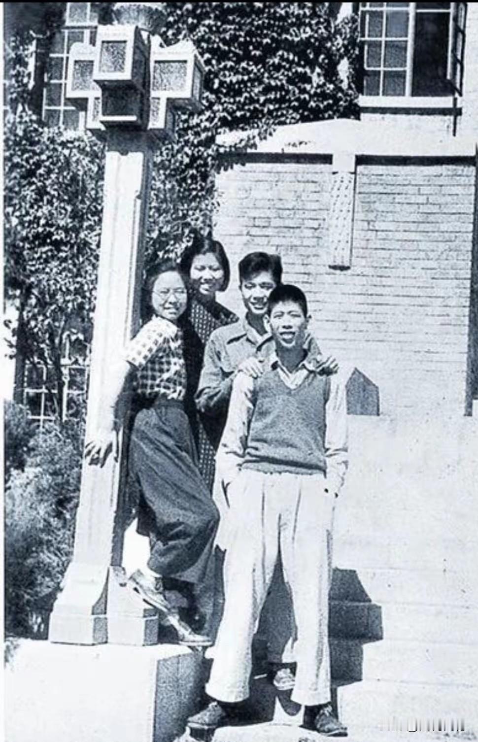 彭佩云学生时代的照片，拍摄于1946年，距今已经79年了，那时候的她才十六七岁，