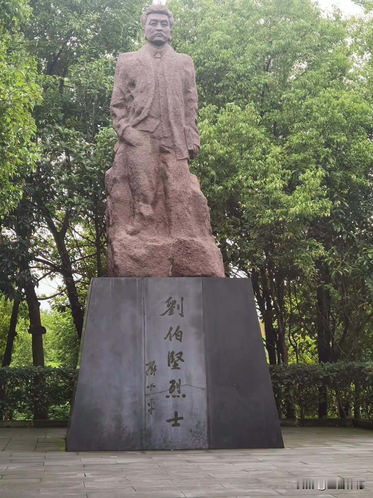 参观烈士墓，想到了这首诗：身处低谷不自弃，我命由我不由天。无人扶我青云志，我