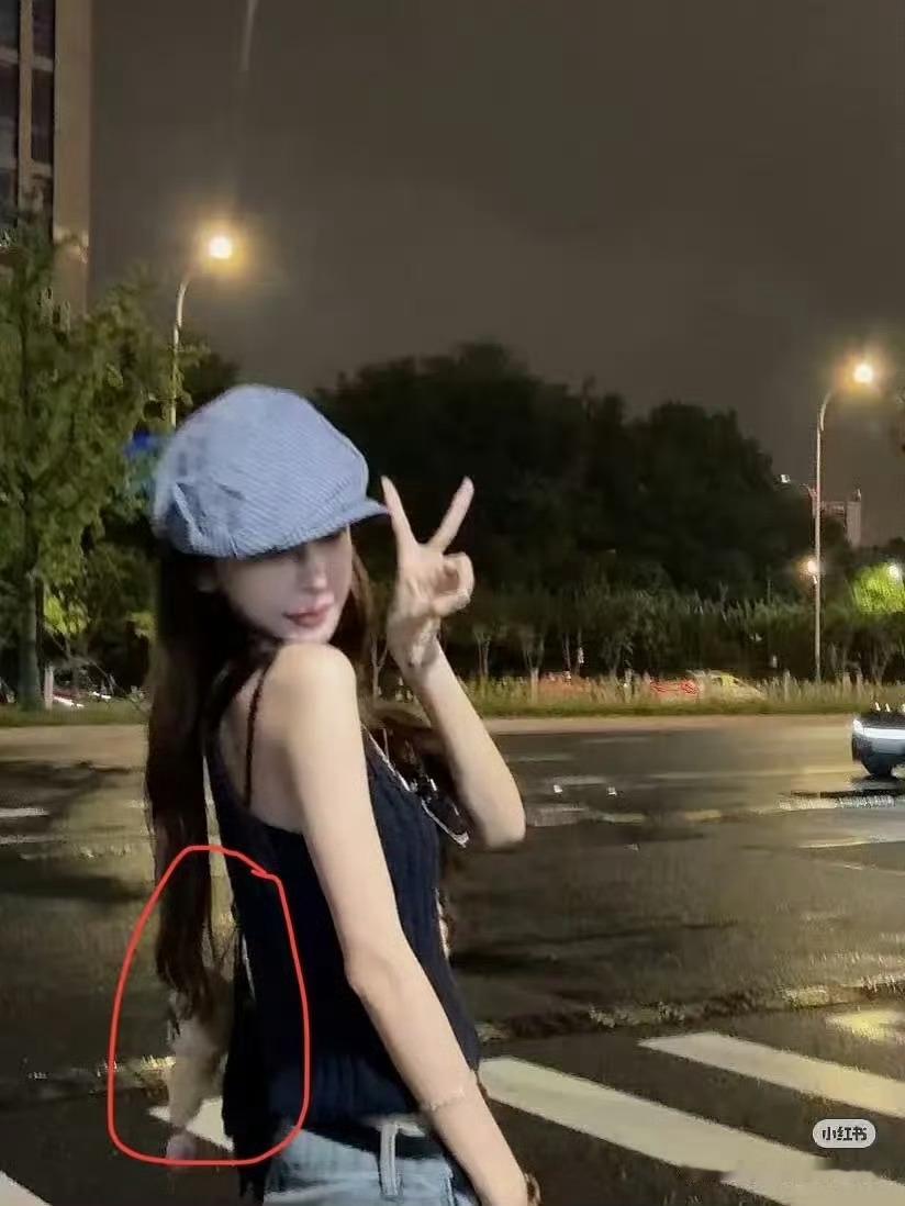我服了，视频确实是田栩宁和若若，我现在就想知道若若你的包挂啥时候买的，想确定一下