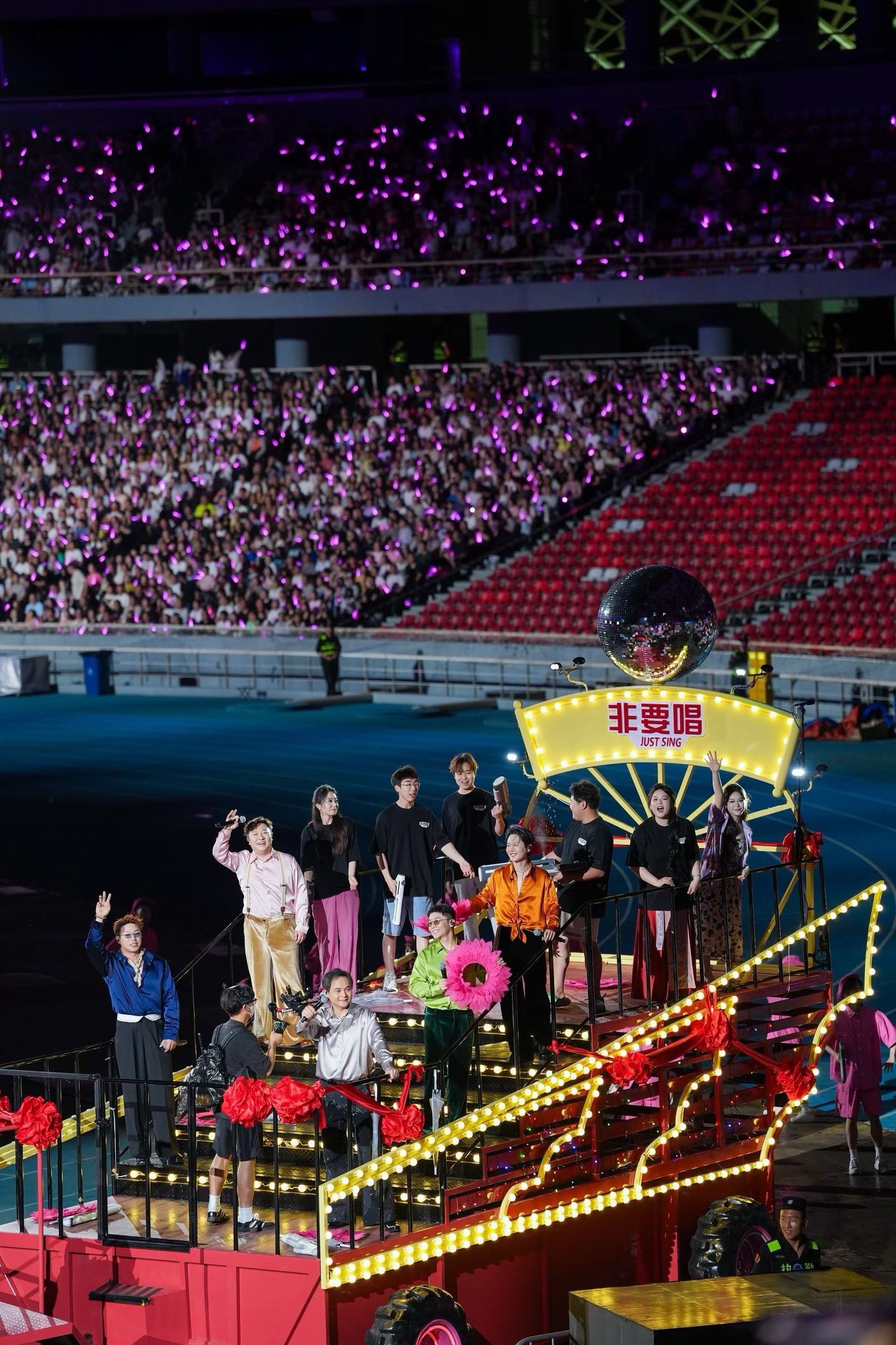 才看到花车后面原来是鼓曲演员说真的德云鼓曲社这帮孩子真是掏上了，自从加入德云社，