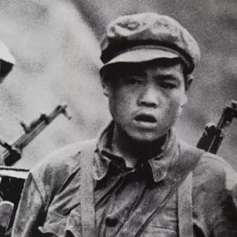 1951年1月28日，志愿军战士潘天炎因为生理需要去附近的草丛解决，却意外发现阵