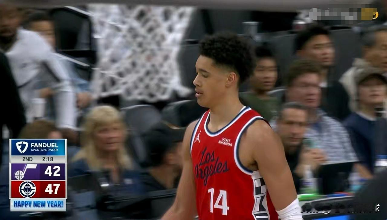 我忍不住要狂赞快船新秀尼德豪泽！在今天快船主场以118：101力克爵士的比赛中，